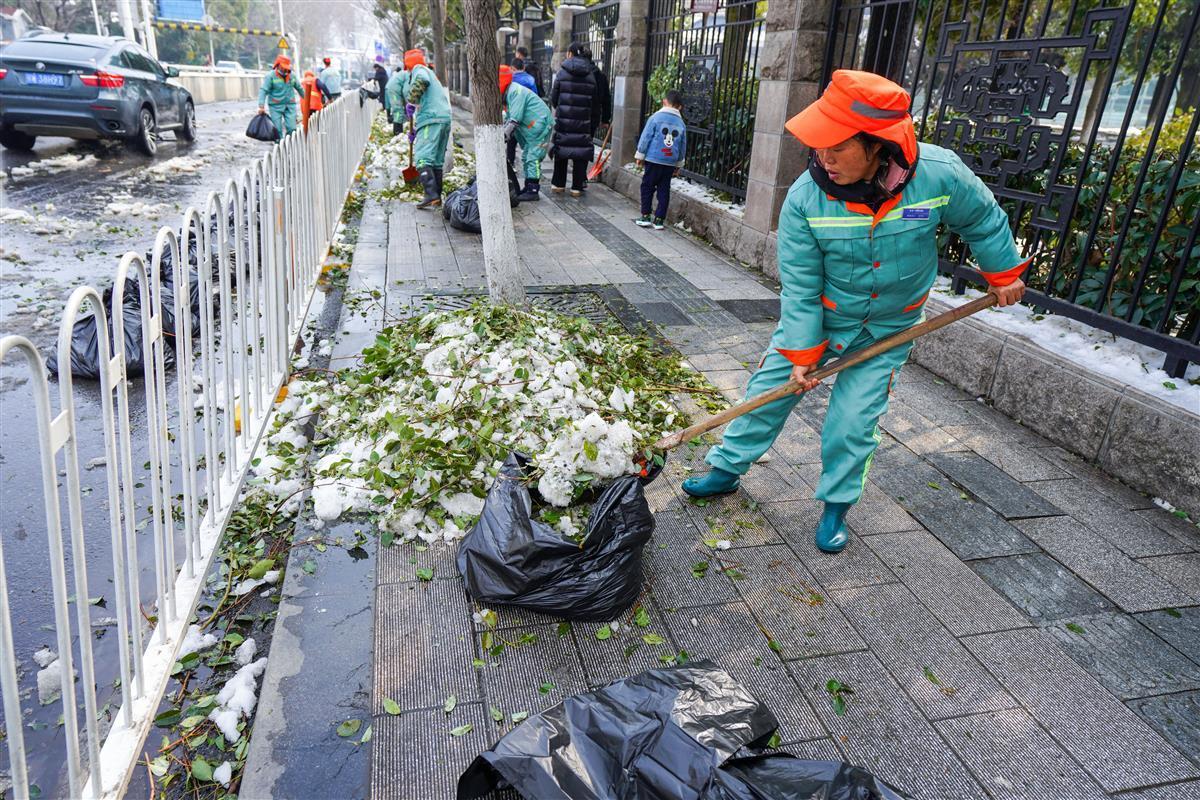 克服疲劳再奋战8小时20名保洁员擦博业体育平台亮省博周边窗口路面(图2)