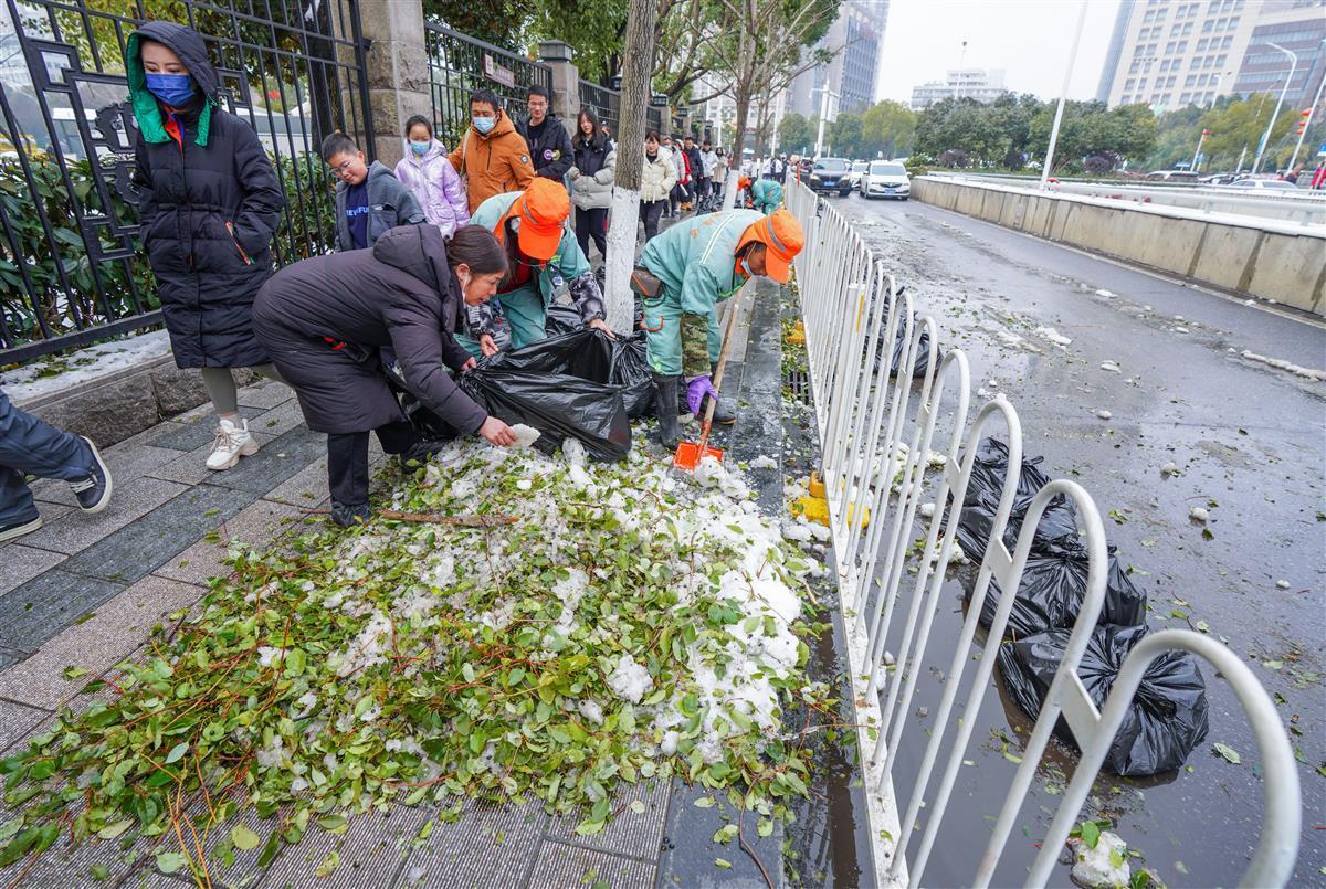 克服疲劳再奋战8小时20名保洁员擦博业体育平台亮省博周边窗口路面(图3)