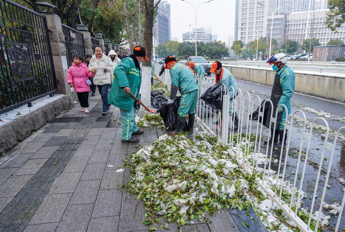 克服疲劳再奋战8小时20名保洁员擦博业体育平台亮省博周边窗口路面(图4)