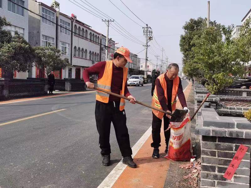 博业体育春节我在岗：云梦养护工人坚守岗位 公路保洁不停歇(图2)