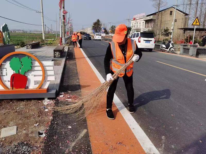 博业体育春节我在岗：云梦养护工人坚守岗位 公路保洁不停歇(图3)