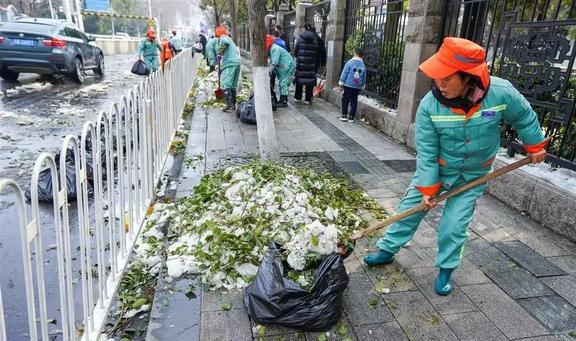 疲惫与坚持家政他们是城市之光博业体育平台！20名保洁员的不懈奋斗引发热议！(图2)