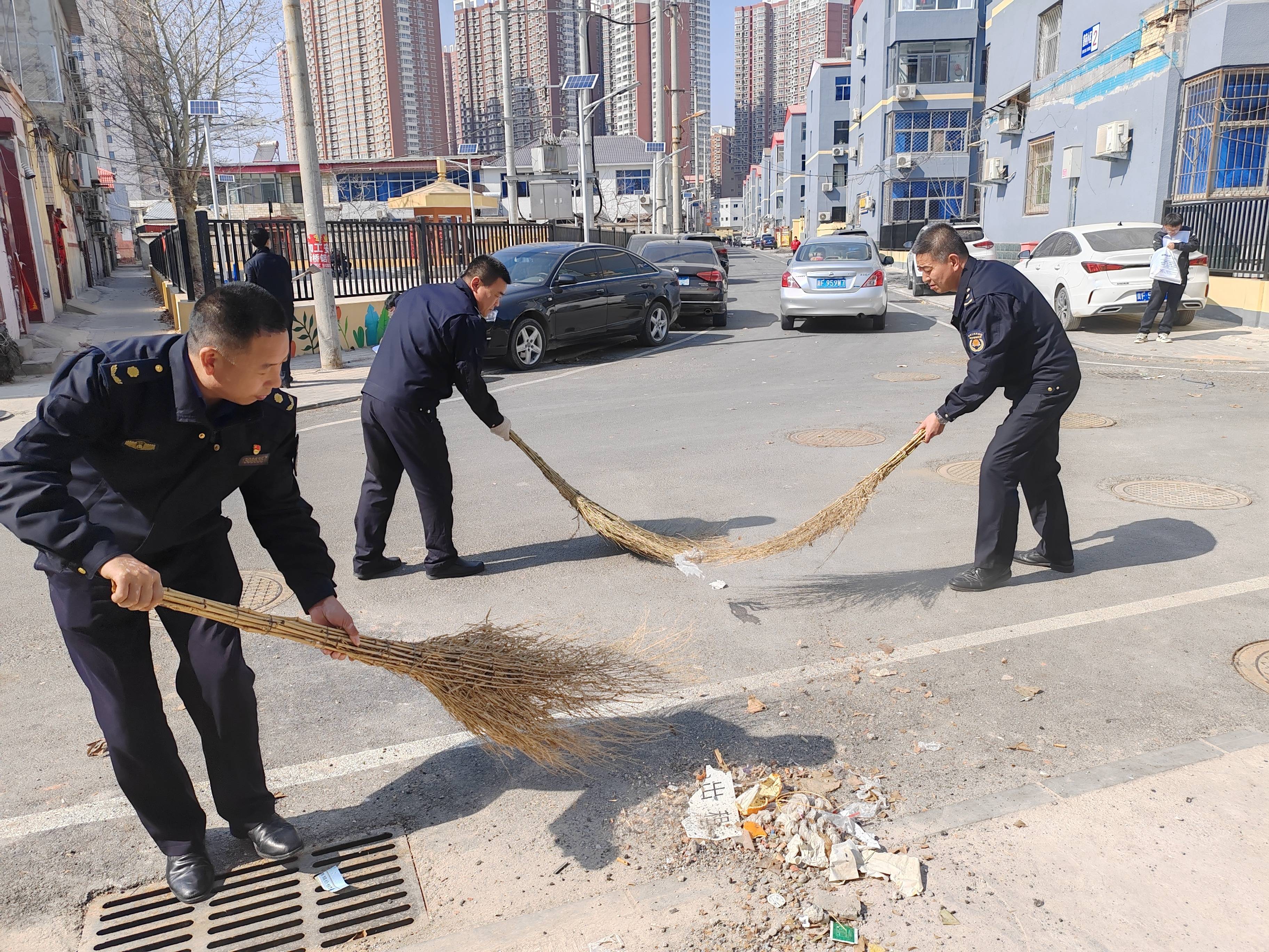 博业体育平台家政易县执法局博业体育app：进社区义务保洁 倡导卫生清洁与垃圾分类(图1)