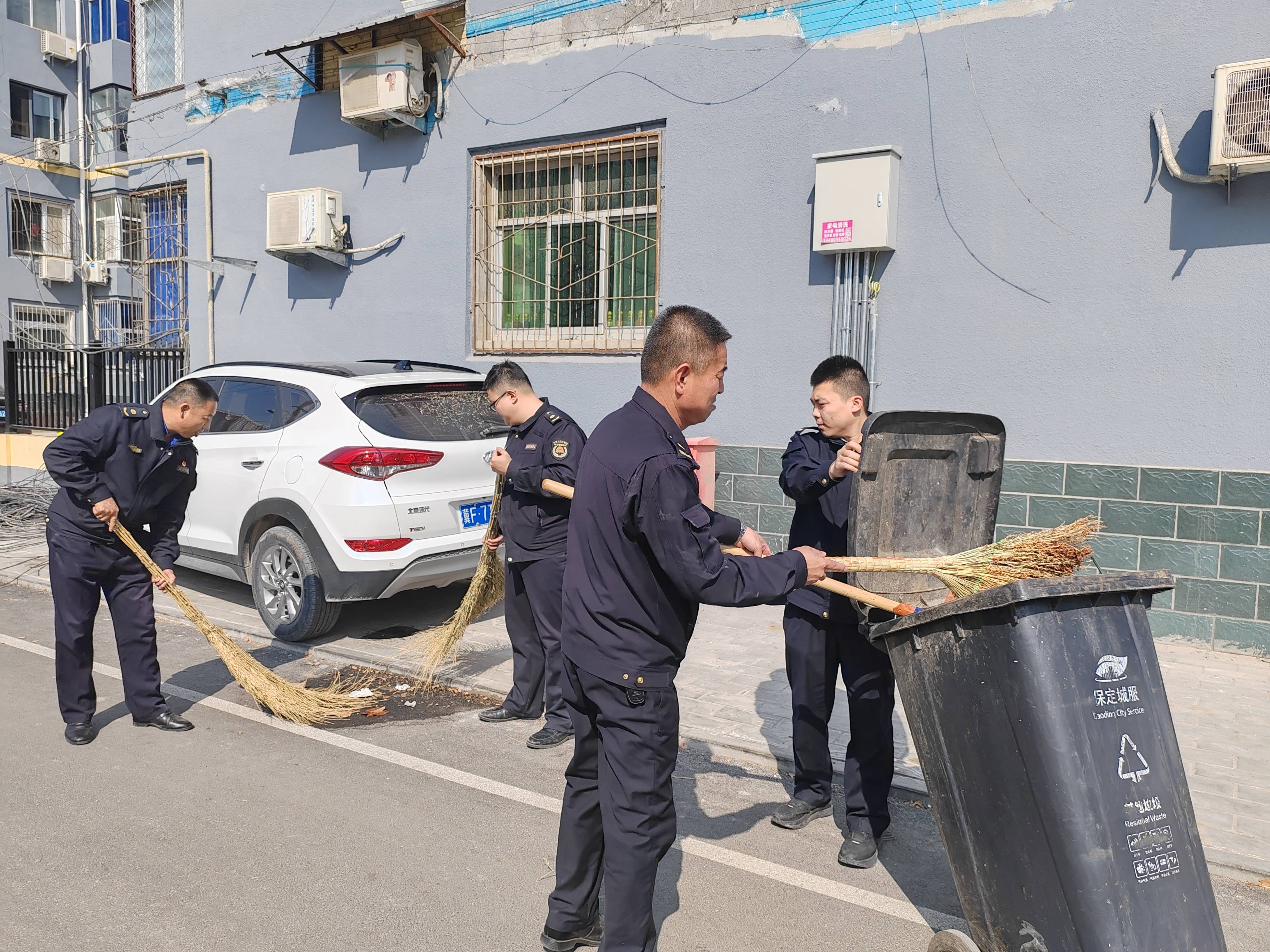 博业体育平台家政易县执法局博业体育app：进社区义务保洁 倡导卫生清洁与垃圾分类(图2)