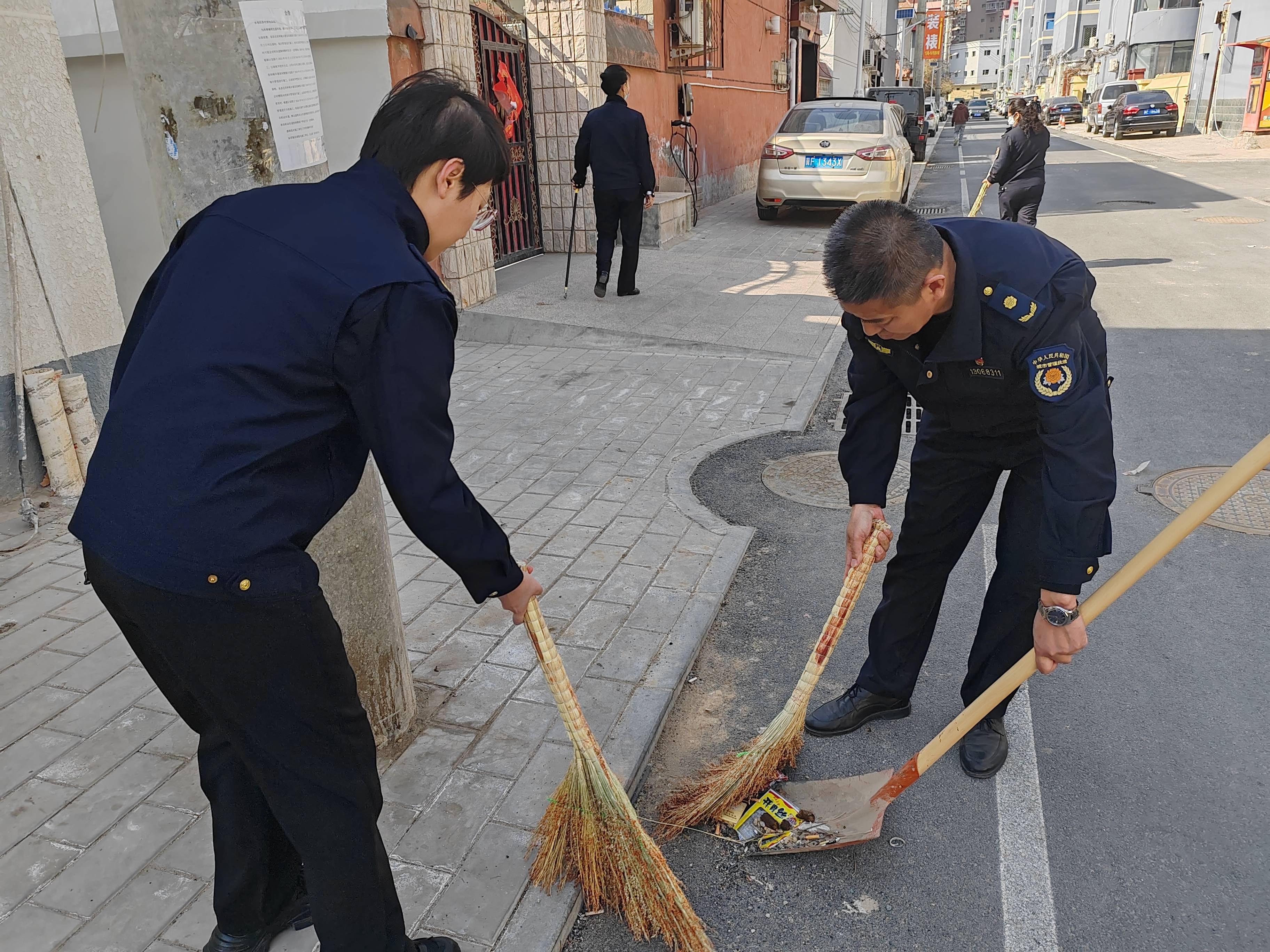 博业体育平台家政易县执法局博业体育app：进社区义务保洁 倡导卫生清洁与垃圾分类(图3)